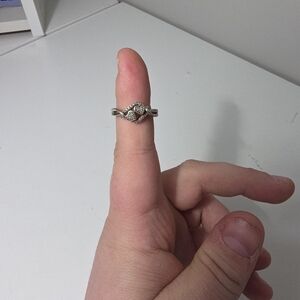 Delicate 925 Silver Heart Twist Ring with Sparkling Stones - Silver